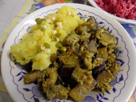 Miešané vajcia s baklažánom.