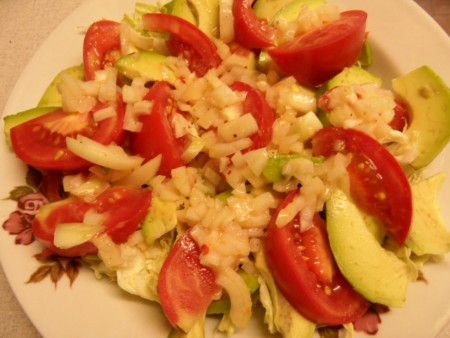 Avokádový šalát s cibuľkovým dresingom.