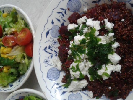 Quinoa s cviklou a s fetou.